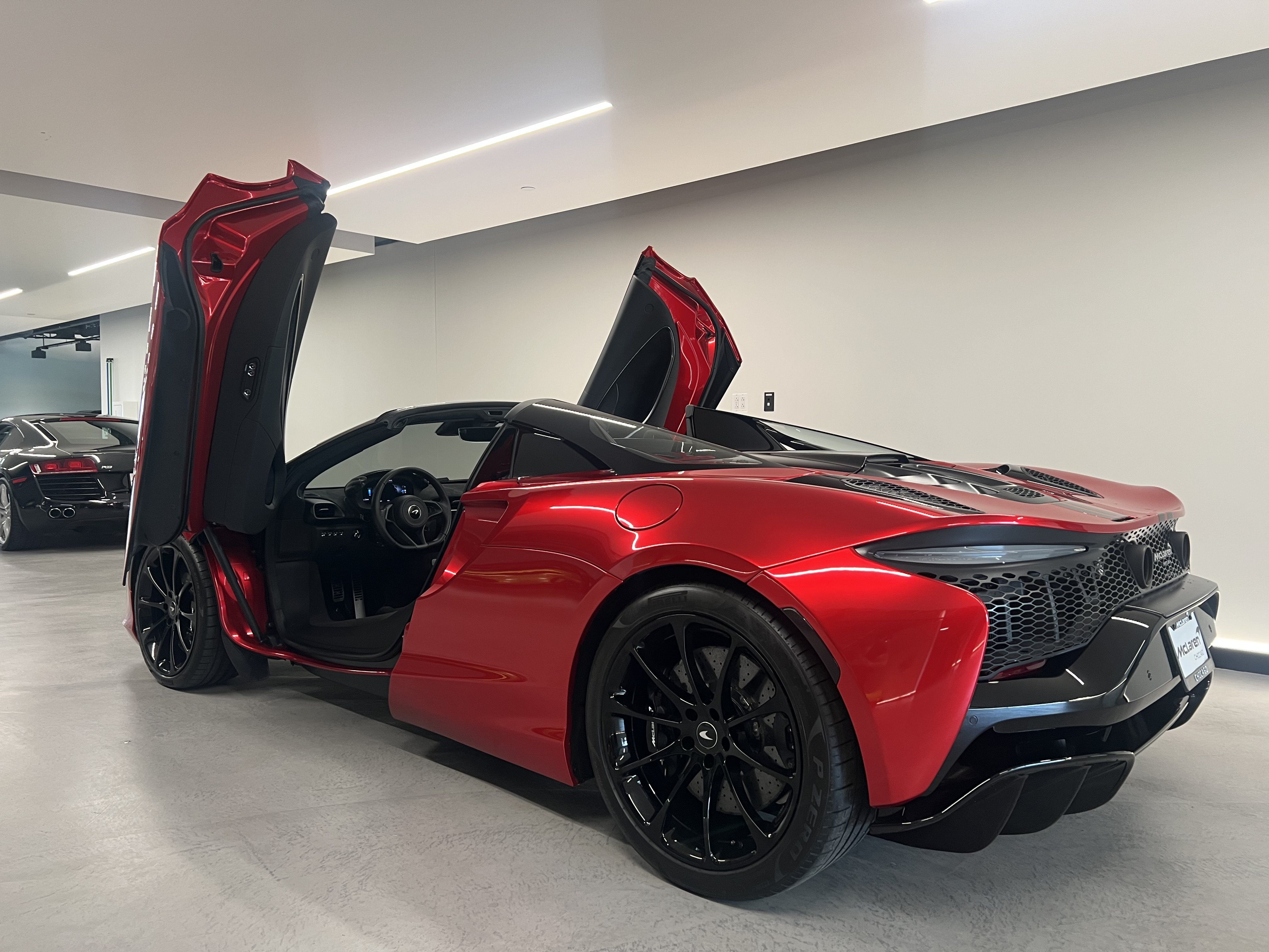 Used 2025 McLaren Artura Spider RWD image 14