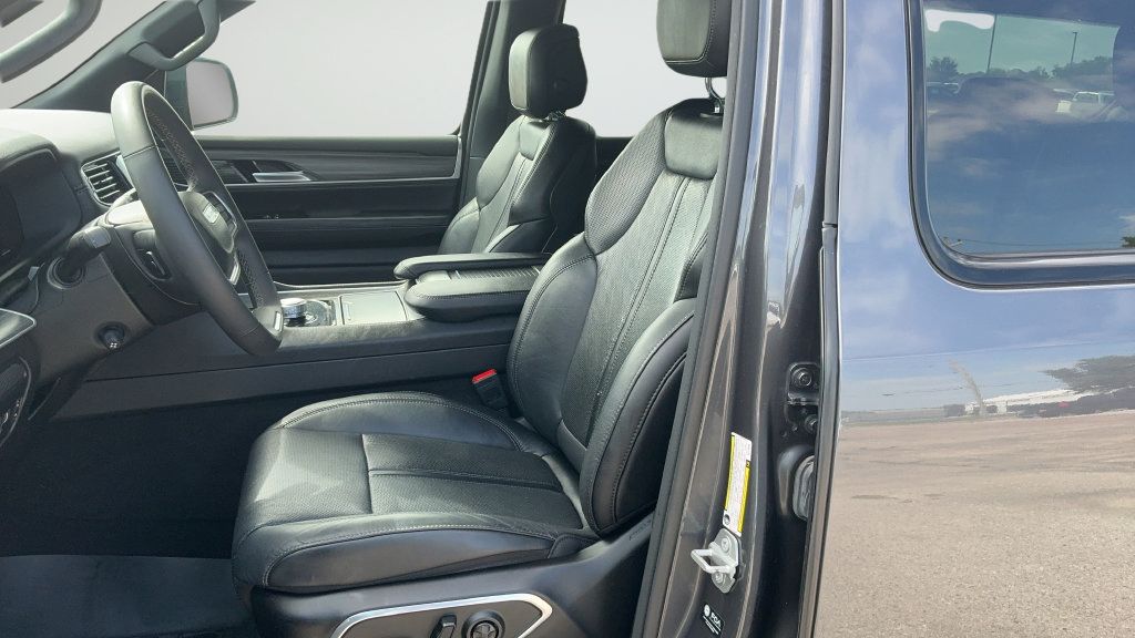 Used 2024 Jeep Wagoneer Series II w/ Flexible Seating Group RWD image 17