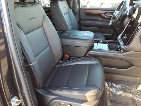 Used 2025 GMC Yukon Denali w/ Advanced Technology Package AWD/4WD image 25