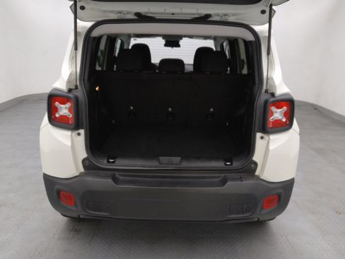 Used 2023 Jeep Renegade Latitude image 29