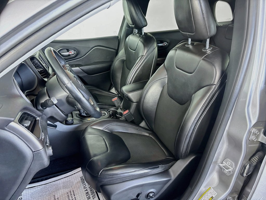 Used 2019 Jeep Cherokee Latitude Plus w/ Cold Weather Group AWD/4WD image 11