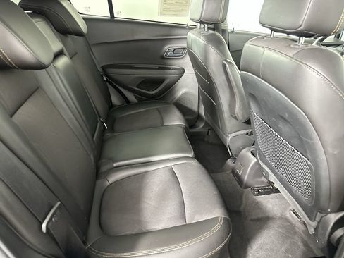 Used 2017 Chevrolet Trax LT w/ LT Convenience Package AWD/4WD image 27