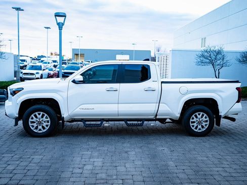 Used 2025 Toyota Tacoma SR5 image 12