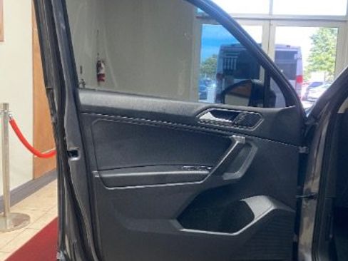 Used 2021 Volkswagen Tiguan SE FWD image 11