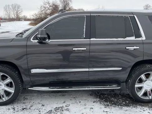 Used 2018 Cadillac Escalade Luxury image 2