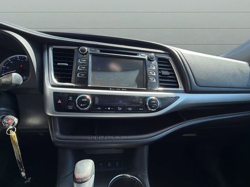 Used 2017 Toyota Highlander Plus AWD/4WD image 31