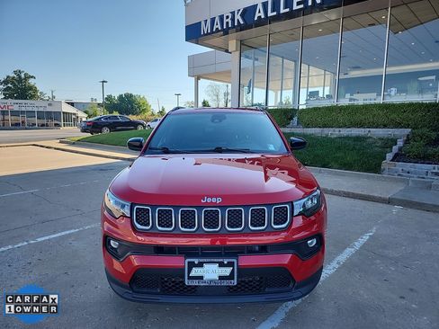 Used 2024 Jeep Compass Latitude image 8