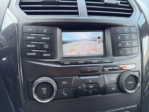 Used 2019 Ford Explorer XLT image 23