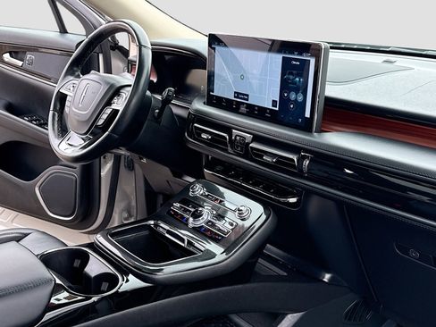 Used 2023 Lincoln Nautilus Reserve image 5