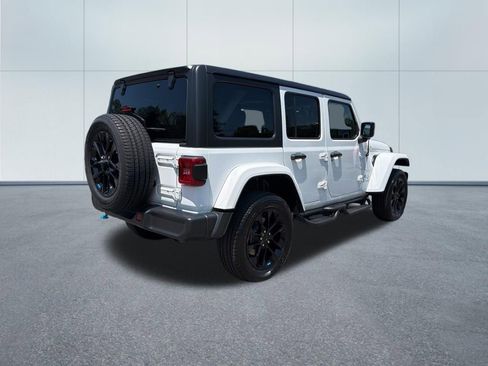 Used 2022 Jeep Wrangler Unlimited Sahara w/ Cold Weather Group AWD/4WD image 5