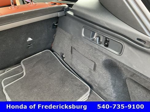 Used 2025 Mercedes-Benz GLC 300 4MATIC image 23