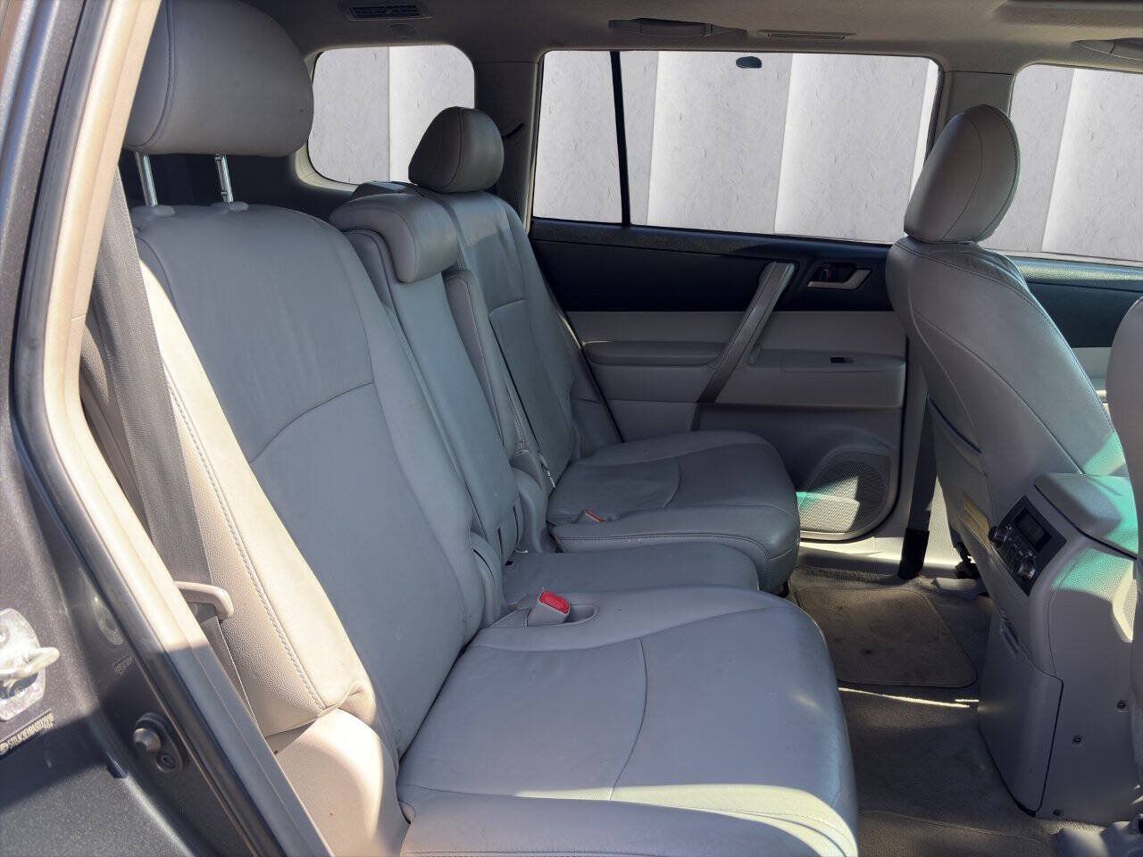Used 2010 Toyota Highlander SE AWD/4WD image 17