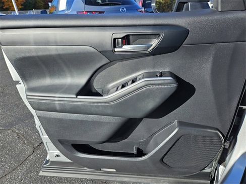 Used 2021 Toyota Highlander XLE image 31