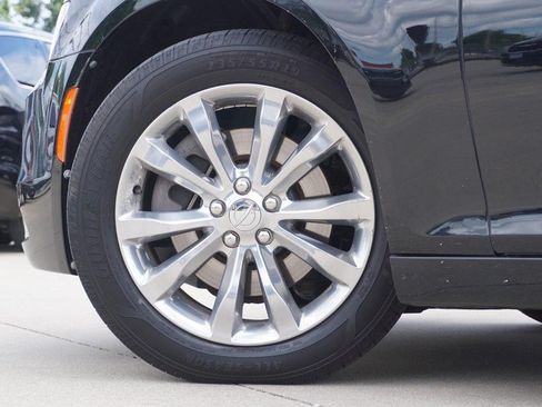 Used 2018 Chrysler 300 Limited AWD/4WD image 13