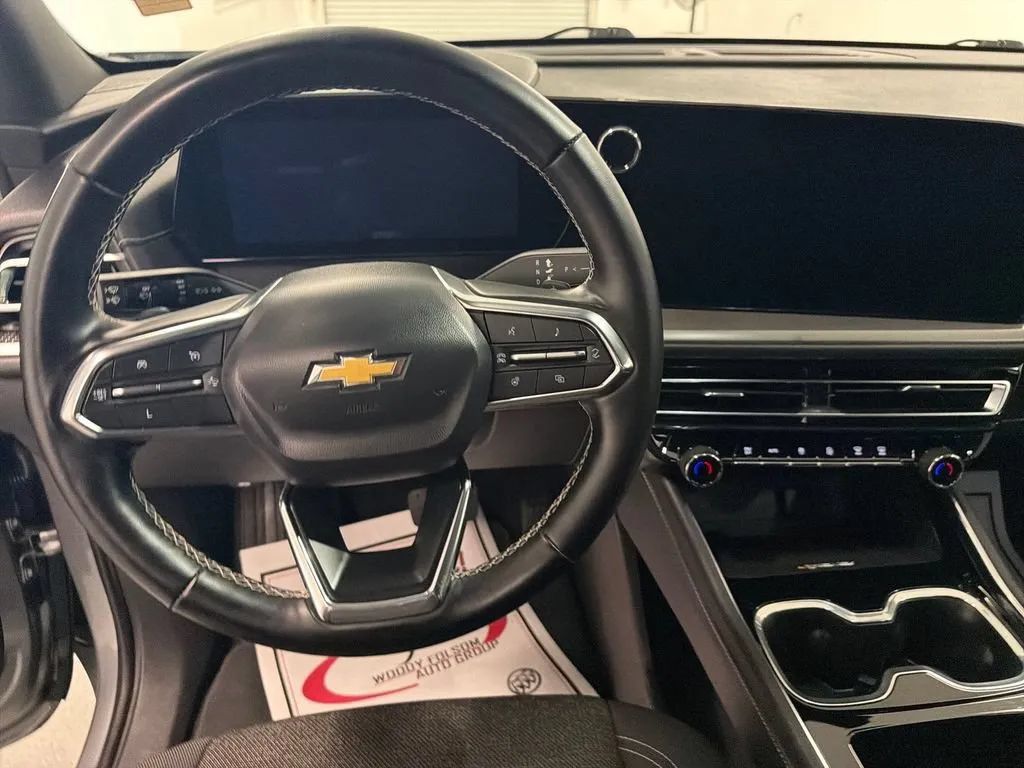 Used 2025 Chevrolet Traverse LT FWD image 18