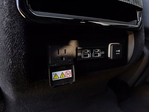 Used 2023 Jeep Wagoneer 4WD w/ Premium Group I image 31