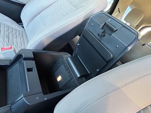 Used 2020 Ford Explorer XLT image 28