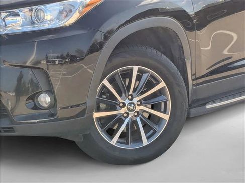 Used 2019 Toyota Highlander XLE image 27
