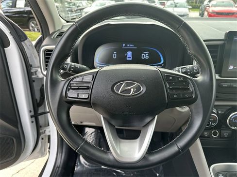Used 2024 Hyundai Venue SEL image 11