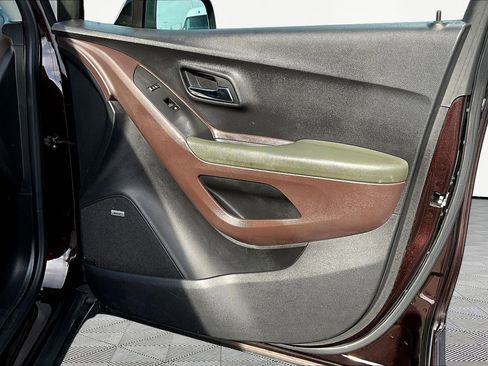 Used 2015 Chevrolet Trax LT w/ LT Sun and Sound Package image 27