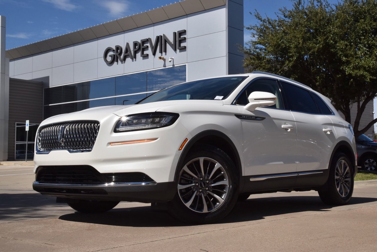 Used 2022 Lincoln Nautilus FWD w/ Premium Package image 2