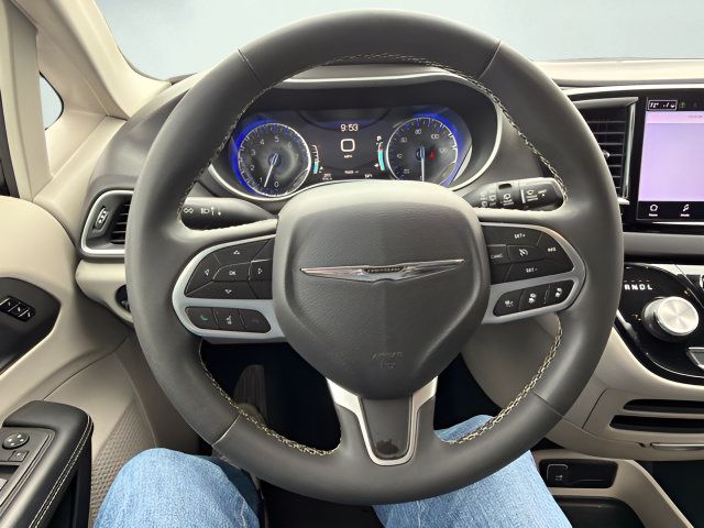 Used 2024 Chrysler Pacifica Touring-L FWD image 12