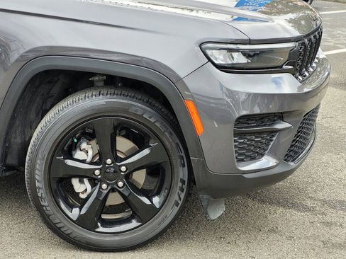 Used 2023 Jeep Grand Cherokee Altitude image 3