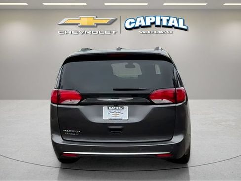 Used 2017 Chrysler Pacifica Touring-L Plus w/ Tire & Wheel Group FWD image 4