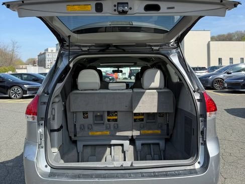 Used 2012 Toyota Sienna XLE FWD image 10