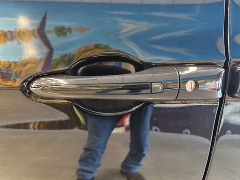 Used 2024 Chrysler Pacifica Touring-L image 17