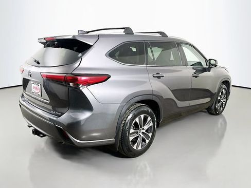 Used 2021 Toyota Highlander XLE AWD/4WD image 22