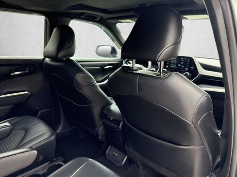 Used 2021 Toyota Highlander XSE FWD image 22