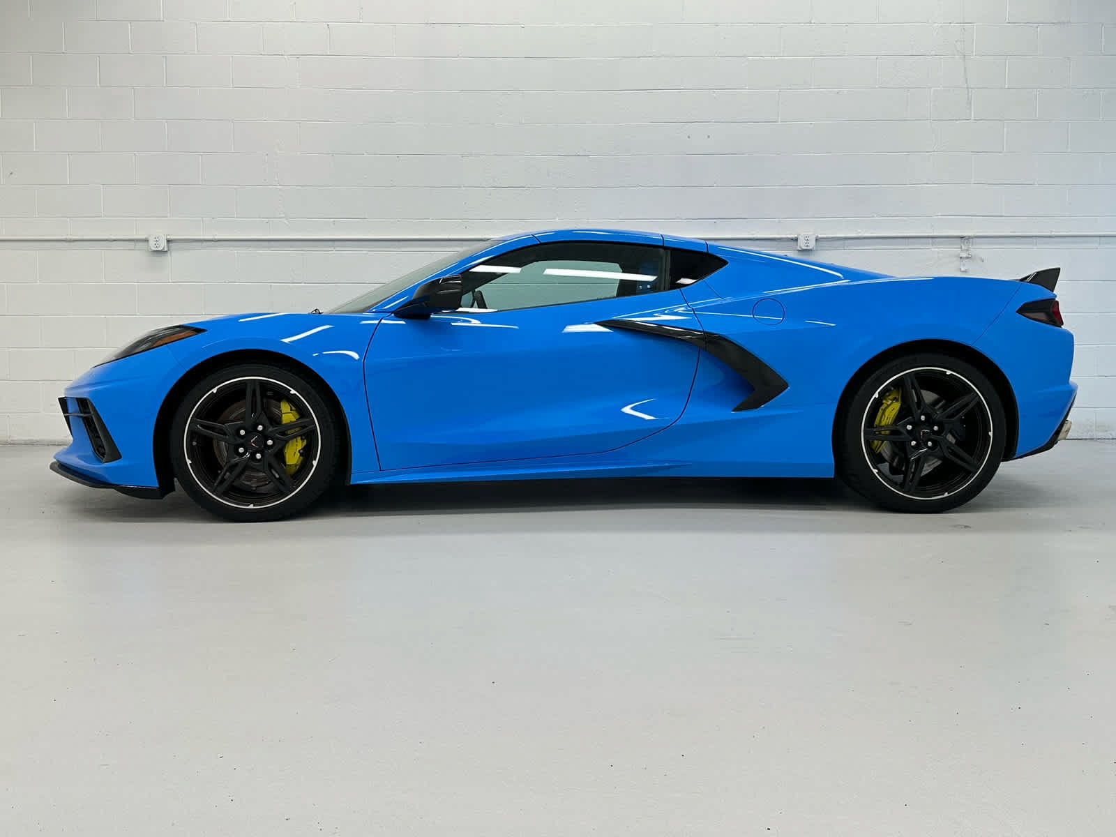 Used 2022 Chevrolet Corvette Stingray Premium Cpe w/ Z51 Performance Package RWD image 3