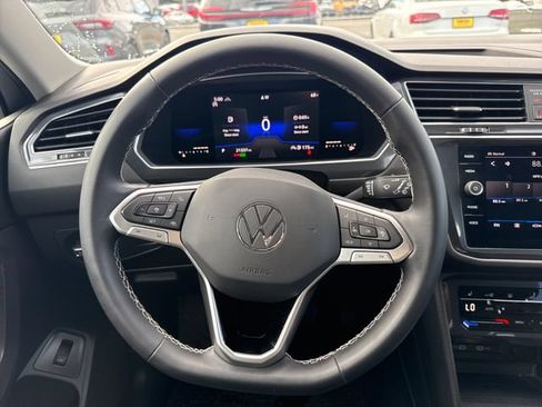 Used 2022 Volkswagen Tiguan SE AWD/4WD image 21
