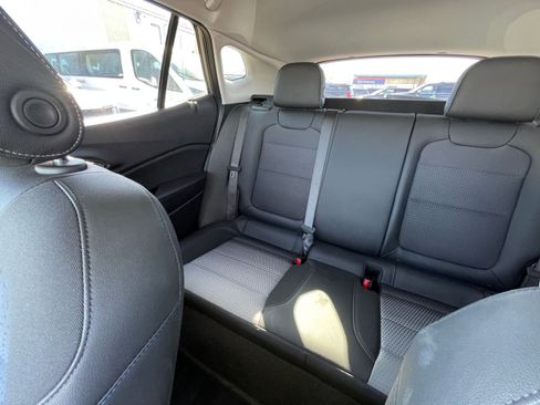 Used 2025 Chevrolet Trax LT w/ LT Convenience Package image 39