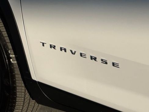 Used 2025 Chevrolet Traverse LT image 5