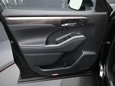 Used 2023 Toyota Highlander Platinum image 11