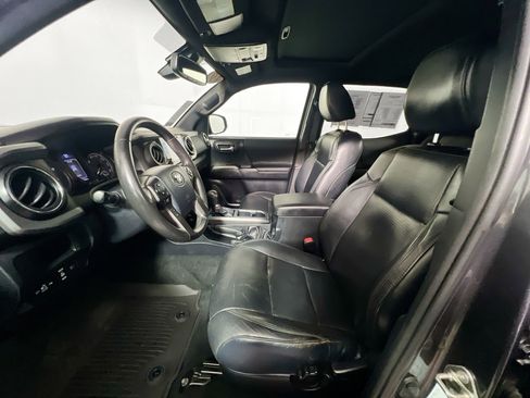 Used 2019 Toyota Tacoma TRD Sport image 14