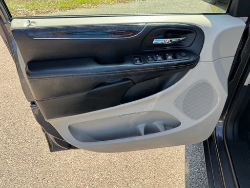 Used 2016 Chrysler Town & Country Touring w/ Driver Convenience Group image 40