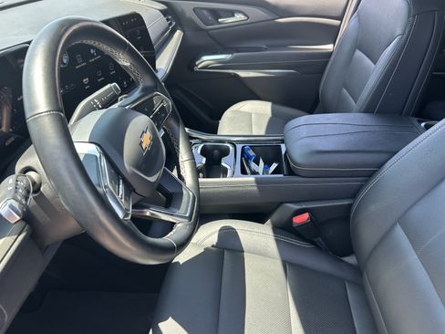 Used 2025 Chevrolet Traverse LT FWD image 13