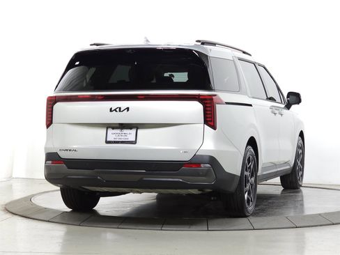 Used 2025 Kia Carnival SX Prestige image 11