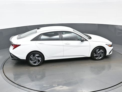 Certified 2025 Hyundai Elantra SEL image 38