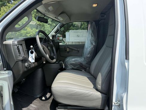 New 2025 Chevrolet Express 3500 Extended image 18