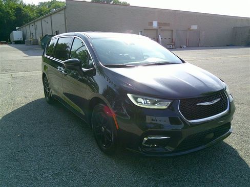 Used 2023 Chrysler Pacifica Touring-L FWD image 7