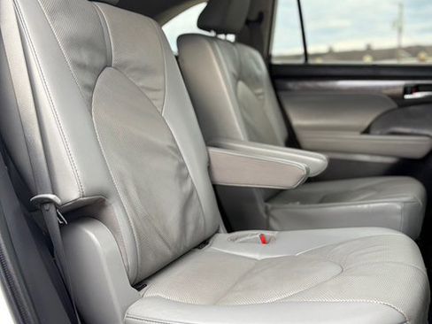 Used 2022 Toyota Highlander Limited image 19