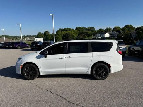 New 2026 Chrysler Pacifica Limited w/ S Appearance Package FWD image 2