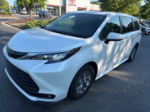 Used 2025 Toyota Sienna XLE FWD image 2