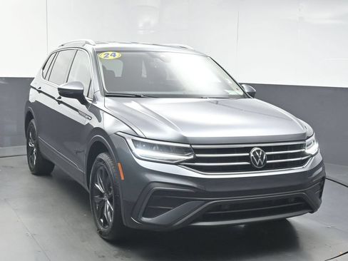 Used 2024 Volkswagen Tiguan SE FWD image 2