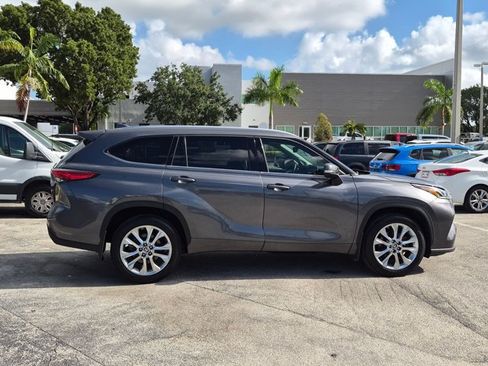 Used 2023 Toyota Highlander Limited FWD image 4