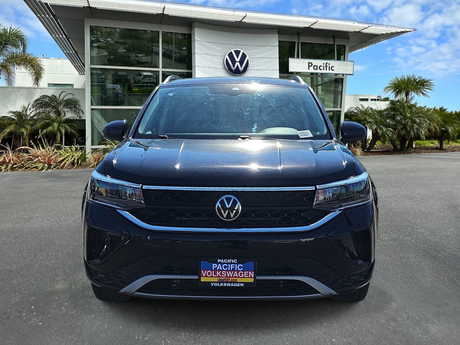 Used 2023 Volkswagen Taos SE FWD image 2